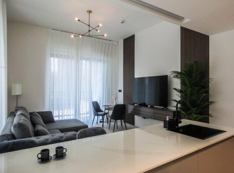 Apartment Stylish 2 Bedroom In Binghatti, Business Bay Dubai
